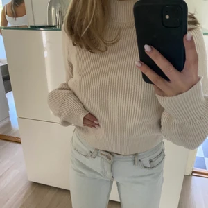 Zara tröja  - Säljer denna snygga stickade zara tröjan som är perfekt till hösten, den är hög i halsen och så skön och varm. Den är inte jätte använd så i väldigt fint skick💖