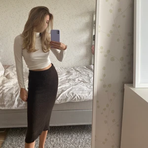 Stickad kjol - Superfin stickad kjol men vet inte riktigt hur jag ska styla den därför har den bara legat i garderoben. Aldrig använd lappen kvar.