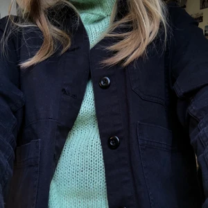 Mörkblå/svart utility jacket  - Så så så fin utility jacket från Everlane! Lite liten för mig då den är lite liten i storleken. Jag är 170cm och borde ha en storlek större✨ den är svart eller iallafall väldigt mörkblå i färgen med tre rymliga fickor. Ganska tunn och lagom på sommaren/våren/hösten🌸 som ny och ja har för mig nypriset va 700kr (den säljs inte längre) köparen står för ev frakt!
