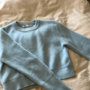 Zara tröja  - Super mjuk o mysig tröja från zara💓💓💓 storlek L men sitter bra på mig som brukar vara XS/S då den e ganska kort. Jättefin💕💕