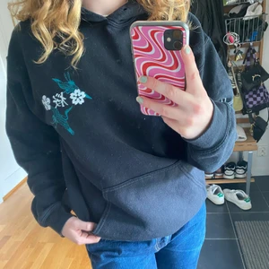 Hoodie med tryck - Svart hoodie med tryck från urban outfitters. Lite nopprig men annars i fint skick. Ganska oversized