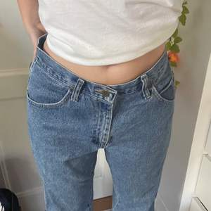 Jättsnygga vintage wrangler jeans! Mid waistade och har en pösig passform! På mig som är 160 är det lite långa men det löses lätt genom att vika upp benen lite.
