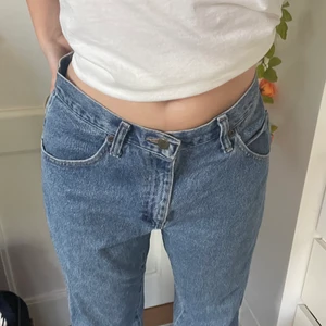 Wrangler jeans - Jättsnygga vintage wrangler jeans! Mid waistade och har en pösig passform! På mig som är 160 är det lite långa men det löses lätt genom att vika upp benen lite.