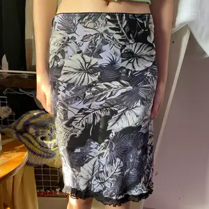 en kjol köpt från humana nu i sommras, använd runt 1 gång. insydd en bit in på sidan men det syns inte så värst mycket! 