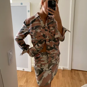 Matchande kjol och jacka - Säljer detta set