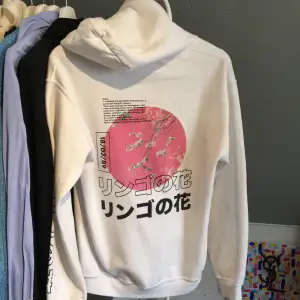 Skön hoodie från Urban outfitters, använd rätt så mycket därav kan den vara lite nopprig! Jätte cool⚡️ Köpt för ca 1000kr