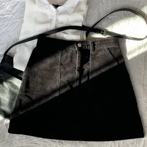En snygg kort svart kjol i manchestertyg från monki. Storlek 36, mycket bra skick. Köparen står för frakt 💛