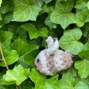 Bi  - Ett virkat garn bi! Har gjort det själv!🤍🌸 Super gullig och super fin sol prydnad☘️🌿 Vid köp skriv till mig så får du min snap så tar vi det där ifrån.