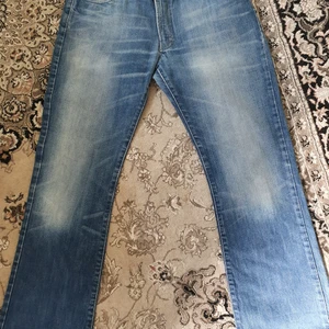 Diesel jeans strl 32 - Diesel jeans strl 32. Lite slitna vid bensluten. 