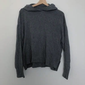 Tröja med huva - Ganska tunn och skön. 