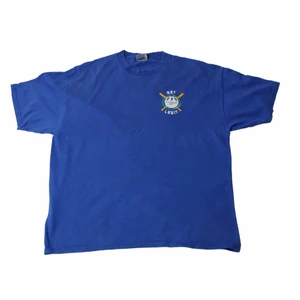 Get Legit - Vintage T-shirt - En riktigt fet blå tröja som har en riktigt Nice lite mörkare blå färg. Med ett coolt tryck som är över bröstet men även på ryggen. Den är thriftad på ett stort secondhandvaruhus i USA.