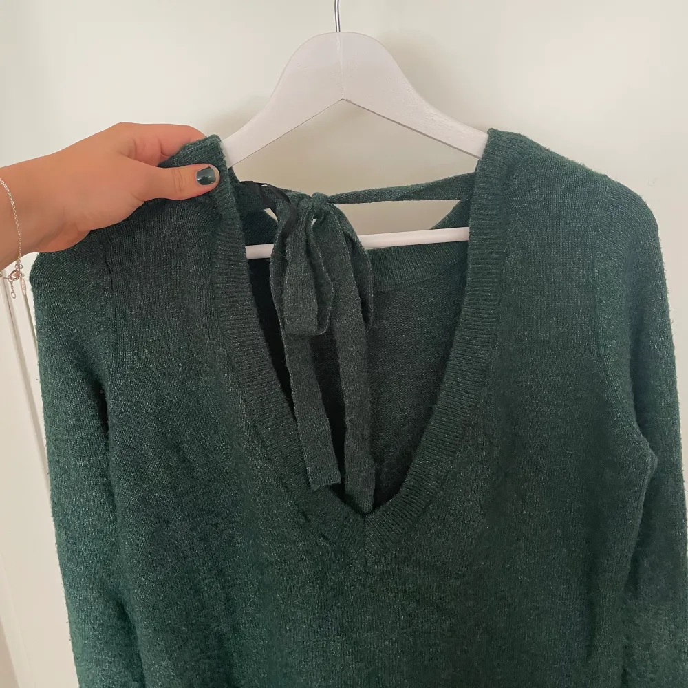 Säljer denna super fina stickade tröja från Vila som passar perfekt nu till hösten!!😍 Tröjan är i storlek S och sparsamt använd.. Stickat.