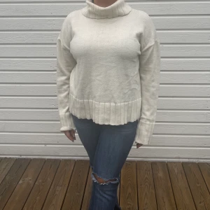 Stickad tröja ifrån NA-KD - Stickad polo tröja ifrån NA-KD. Ganska bra skick. Passar en M-XL, (modellen bär S-L vanligtvis). 🤍🤍🤍