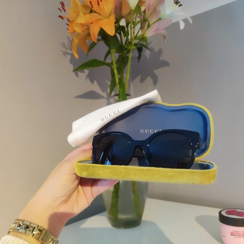 Säljer mina fina Gucci solglasögon som är i mycket fint skick! • Nypris ca. 2600:- • Modell: GG 0035S 002 ❤️💚 Bara höra av dig för fler bilder om så önskas 😊 #gucci #solglasgon. Accessoarer.