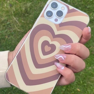 Hjärt iPhone skal. - iPhone skal i beige/brunt! Använd fåtal gånger & i mycket bra skick. 50kr + frakt(30kr). 🤎🤠