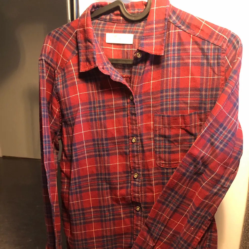 Skjorta från hollister röd rutig i storlek XS. Köpare står för frakt ( kan mötespunkt i Lund) 🙂. Skjortor.