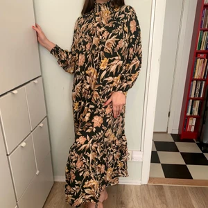 Blommig maxiklänning - Väldigt fin maxiklänning från h&m med fin polokrage. 