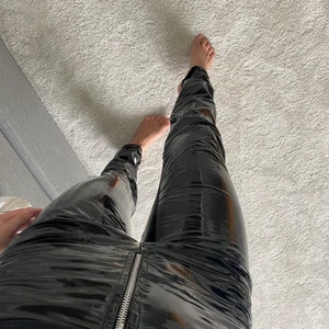 Vinyl pants från nelly  - Vinyl pants från nelly storlek 34. Inköpt 2019. 