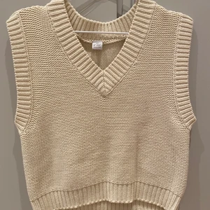 Väst  - Säljer en fin beige väst från Lindex🥰Den funkar att ha med tröja under men den funkar också att ha bara för sig🥰50kr + frakt