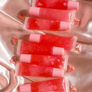 STRAWBERRY SHORTCAKE VEGAN GLOSS  - Strawberry shortcake gloss i 15 ml pressrör. Denna läppglans är inspirerad av den amerikanska jordgubbskakan, söt och krämig. Fylld med jordgubbar och grädde, perfekt för en picknick med vänner eller familj. Denna läppglans doftar jordgubbar. Det är glansigt och mycket fuktgivande för läpparna. Det är inte klibbigt på läpparna heller. INGREDIENSER: organiskt kokosolja, pure vitamin E -olja, jordgubbssmak olja, mica pigment för läppar och organisk lipglossbas.❌ANVÄND INTE OM DU HAR KOKONUT ALLEGI