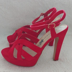 Röda klackskor  - Säljer snygga klackskor som är köpta på PRIMARK i Barcelona. Använda endast en gång, syns på undersidan. 