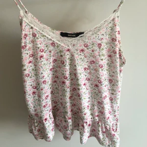 Blommig topp BikBok - Söt topp från bikbok, säljer då den inte kommer till användning.