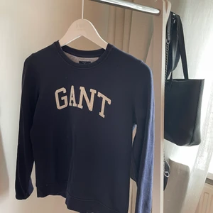 Collegetröja - Ca. 2 år gammal men i bra skick. Köparen står för frakten💗