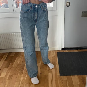 Straight leg jeans - Jätte snygga jeans från weekday som tyvärr är för stora för mig! Modellen voyage!