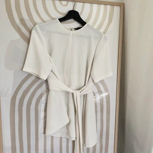 Vit blus ifrån ZARA  - Något genomskinlig material med knyte i midjan! 