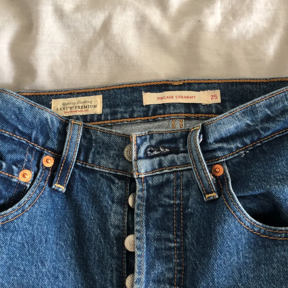 Mörkblåa levis jeans i modellen ribcage straight, stprlek 25. Skriv privat för fler bilder och frågor 💞💞 pris, 200kr+frakt. Jeans & Byxor.