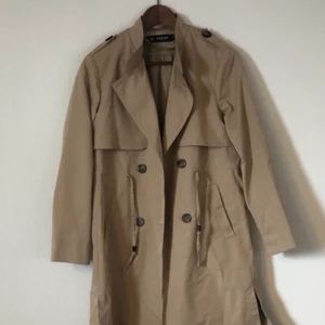 Kappa - beige kappa. Storlek XL men passar mer som XS/S. Skicka gärna ett meddelande vid frågor! 