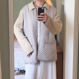 Quiltad tjocktröja - Oversized stickad tröja med en quiltad del på framsidan.