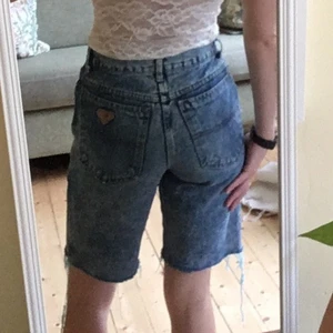 Jeansshorts  - Jeansshorts i perfekt längd och skön modell!