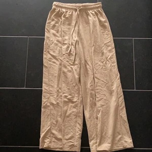 Jättesköna byxor gina - Ett har jättefina och sköna byxor från Gina. Vet inte vilket material men påminner en del om linnebyxor. Lite ljusare än på bilden, knappt använda då dom är lite för små för mig! ❤️