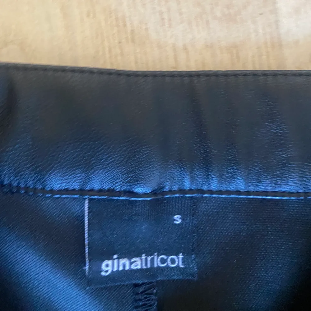 Ett par skinnbyxor ifrån Gina tricot i Storlek S. Aldrig använt, bra skick. Kommer ej ihåg hur mycket jag betalde för dem. . Jeans & Byxor.