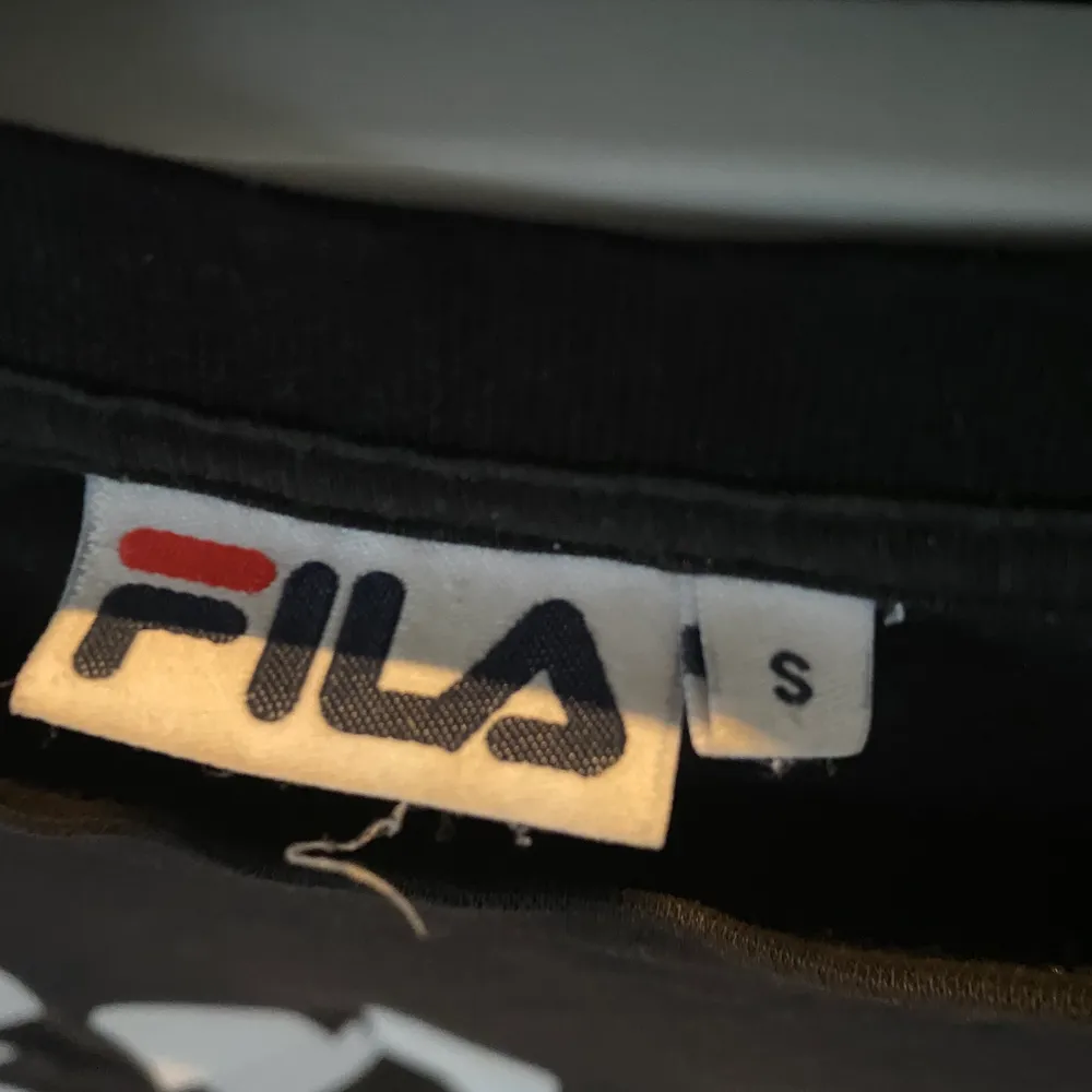 Fila tshirt i herrstorlek S, så sitter den nog mer oversized eller som en medium på tjejer! Säljes pga ingen användning, nypris 300kr. Pris + 45kr frakt 🦋. T-shirts.