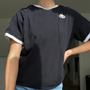 Kappa T-shirt  - En jättefin T-shirt från märket Kappa, i bra skick! För 80kr (+ eventuell frakt)🖤