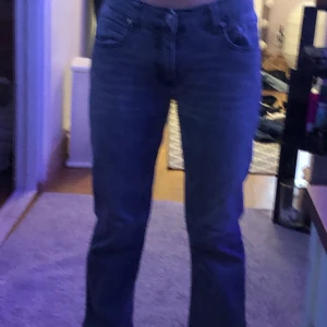 Lågmidjade jeans - Svarta lågmidjade jeans som jag har använt ungefär 1-2 gånger😊 Skicka meddelande om intresse🌸😃