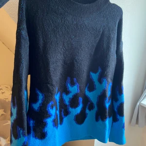 Cool tröja - Cool svart tröja med blåa eldflammor! 100 kr+ frakt!💕 Helt oanvänd! Jätte mysig och bra kvalite på tröjan!
