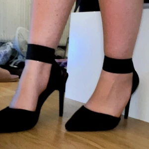 Shein svarta klackar  - Helt oanvända och nya . Är jätte fina i formen dock råka bli fel storlek på mig