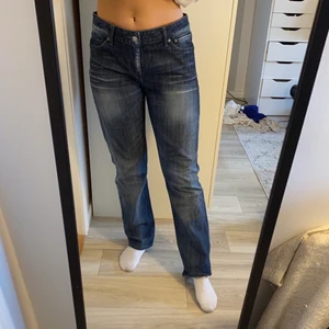 Crocker 328 straight jeans - Fina jeans från Crocker i modellen 328 straight. Jag är 1,65 cm lång🌙😇