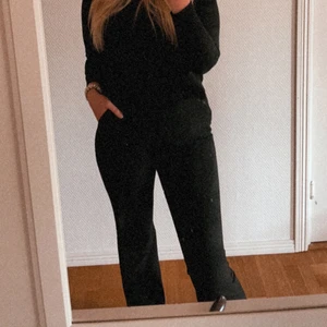 LXA kostymbyxor TALL - SUIT PANTS TALL - svarta. St.L. Köpt på lxathelabel.com som är Linn Ahlborgs hemsida. Köpte i 2 olika storlekar och skulle skicka tillbaka dessa men var försent ute så har därför inte använt dessa en enda gång. Sprillans nya. 