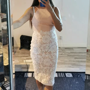 Klänning  - Super fin klänning, skön att ha på. Lappen finns kvar då jag inte har haft tillfällen att ha den på. Stretch. Jag är 164 och klänningen går ner till knäna 