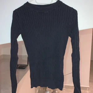 Marinblå kabelstickad tröja - Marinblå kabelstickad tröja