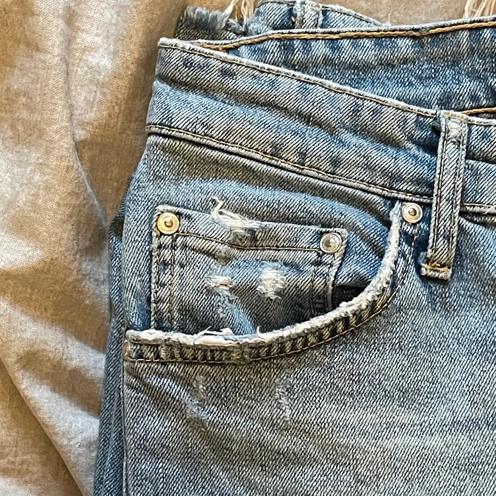 Slitna croppade jeans från Gina. Älskar passformen men tyvärr används de knappt❤️. Jeans & Byxor.
