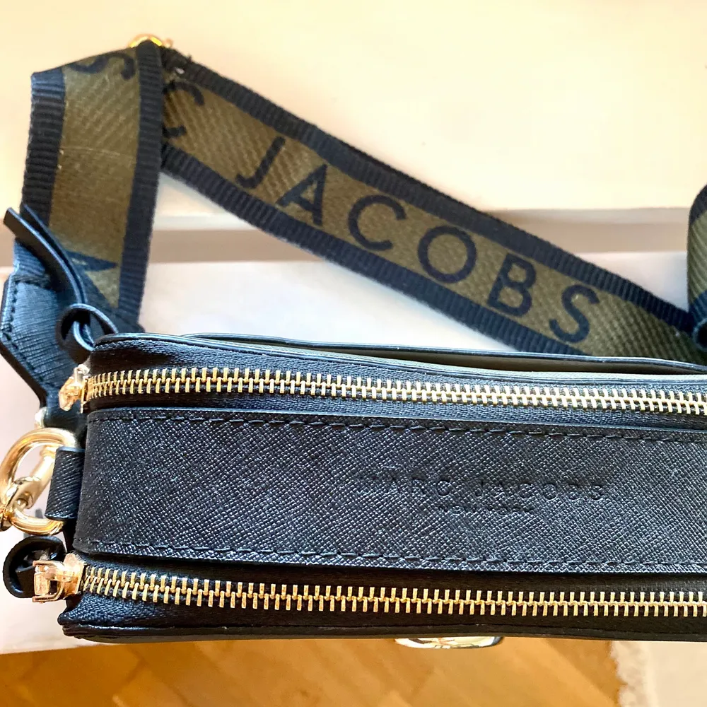 Min älskade väska från Marc Jacobs. Den är grön och vit med guldiga detaljer, crossbodybag-modell. Kommer tyvärr inte till användning så ofta som jag vill, hoppas att väskan kan göra någon annan lycklig! 🤍 Jättefint skick, sparsamt använd🤍. Väskor.