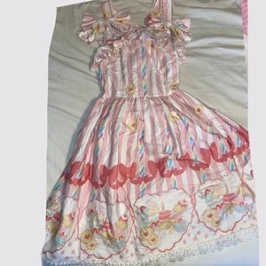 Kawaii Lolita klänning🌸 - Kawaii Lolita klänning köpt för 6 år sen men bara använd 1 gång!🥰 Det är en storlek S❣️