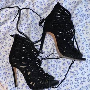 Klackskor  - Klackskor från zara storlek 36 men passar mig som har 37. Går att knyta. 100kr plus frakt