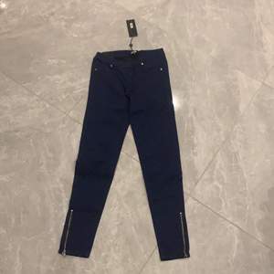 Marinblåa jeans