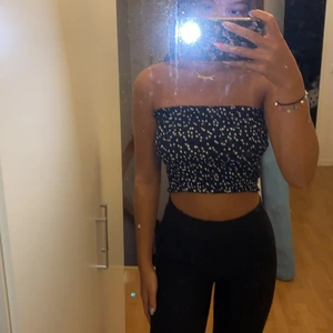 bandeau topp - fin och söt bandeau topp med små vita prickar på. Köpte den från shein precis men vet redan att det inte är något jag kommer att använda pga att jag har mycket annat liknande redan. Säljer för 30kr + frakten som är 66kr
